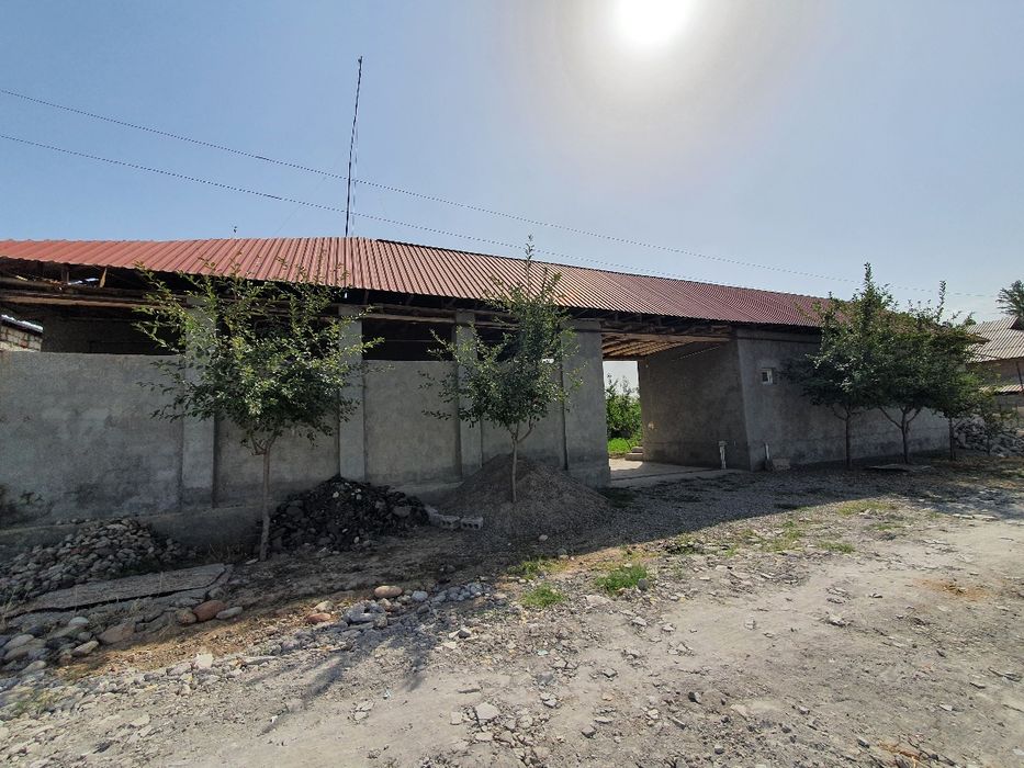 Uy sotiladi srochna 11 sotix mebellari bilan