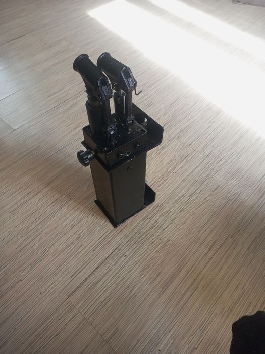 Двухплунжерный ручной насос