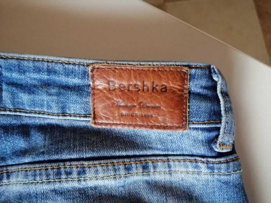 Дамски дънки-Bershka, номер EUR 34. Цена 25 лв.