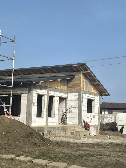 Casa moderna si spatioasa spre vanzare .