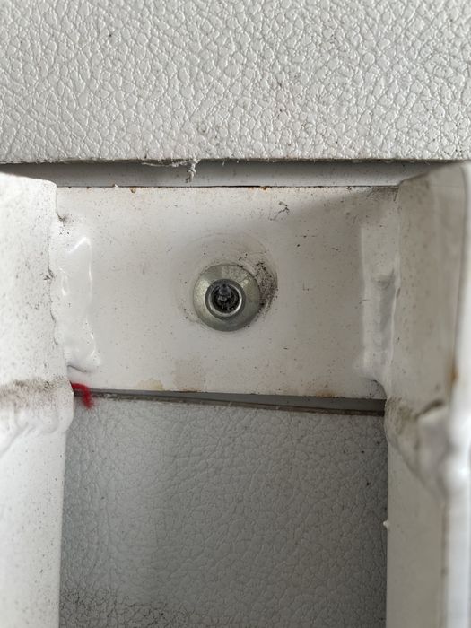 Рафтове за товарно помещение на бус.