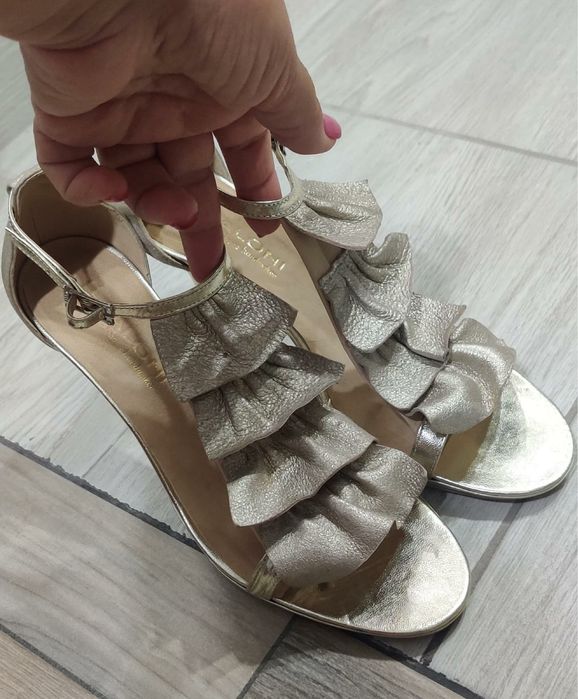 Sandale de dama elegante. 90 lei. Măsura 37 și 39
