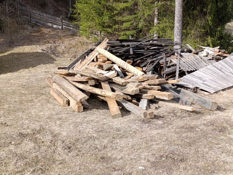 Vând lemn uscat din demolari