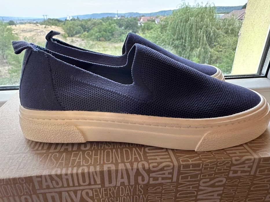 Vând un set de 3 perechi de încălțăminte pentru fetiță mărimea 33: