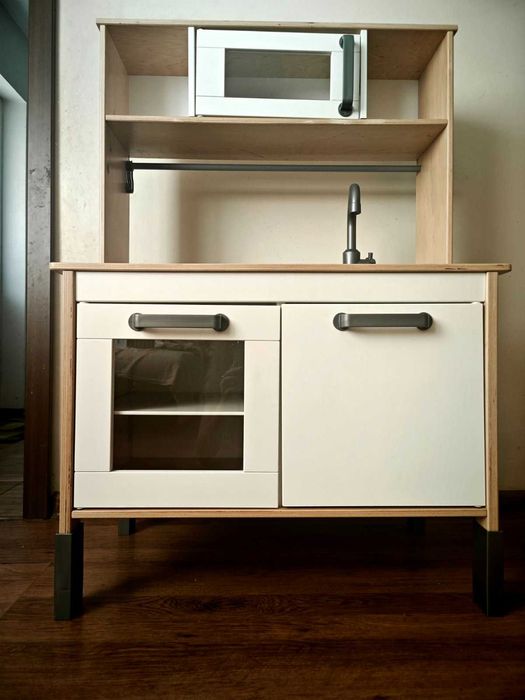 Дървена детска кухня закупена от Икеа