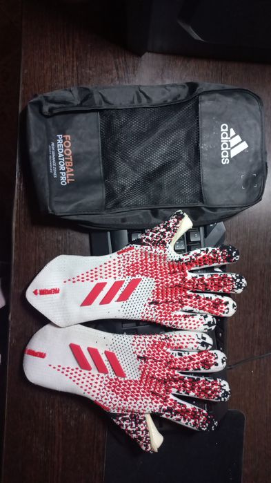Вратарские перчатки Adidas