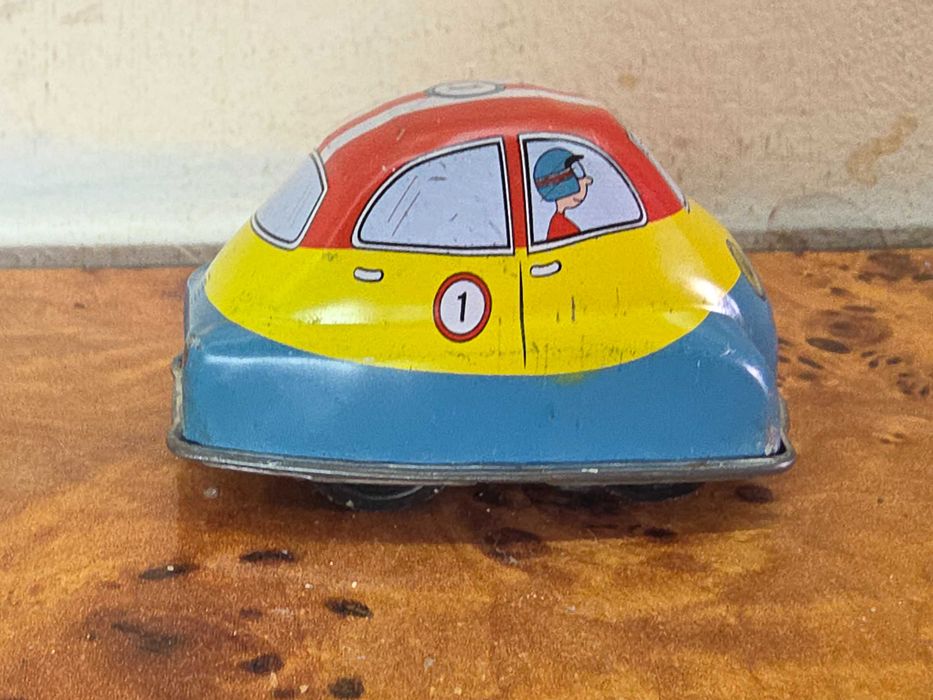 Masinute vintage din tabla cu mecanism cheita