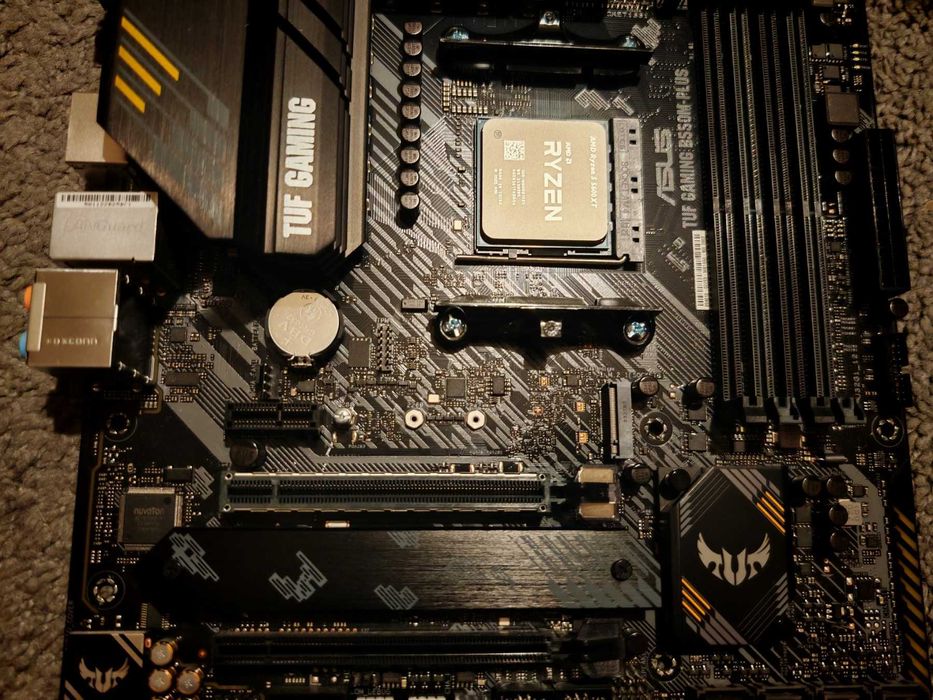 Asus TUF B550M-Plus Gaming + RYZEN 5 5600XT 6-Core (4.7 GHz) AM4