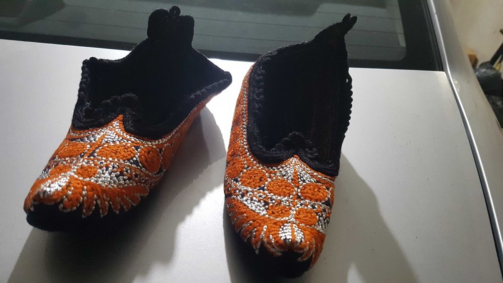 Родопски терлици с ръчна бродерия от копринен конец