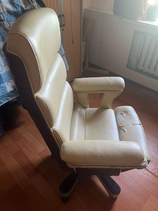 Продам кожанное кресло руководителя