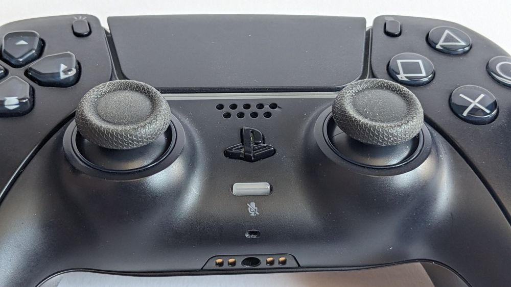 Продавам контролер DualSense за PS5 с TMR стикове.