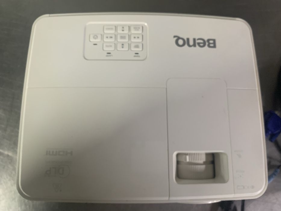 Videoproiector BenQ TH530 Full HD – stare excelentă + cabluri incluse