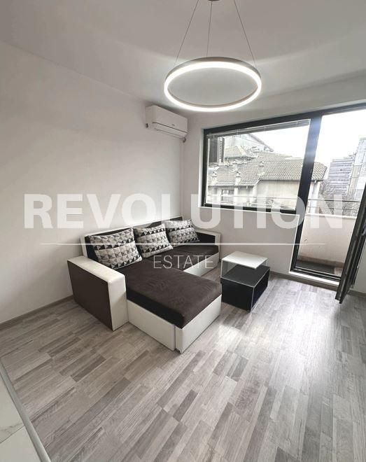 Тристаен апартамент в района на Базар Левски!