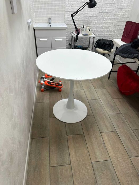 Стол круглый белый