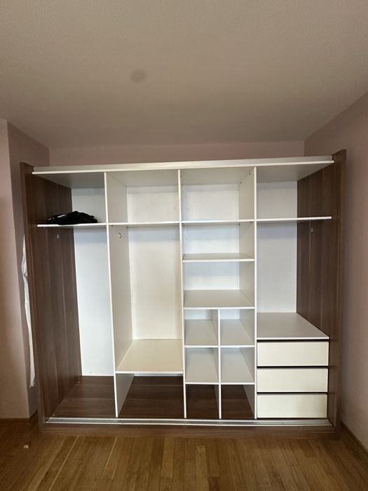 Спалнен комплект - отличен! Гардероб, спалня, матрак, нощни шкафчета и скрин.