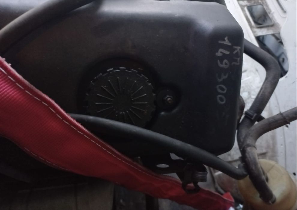 Продавам двигателя от снимките 2.8