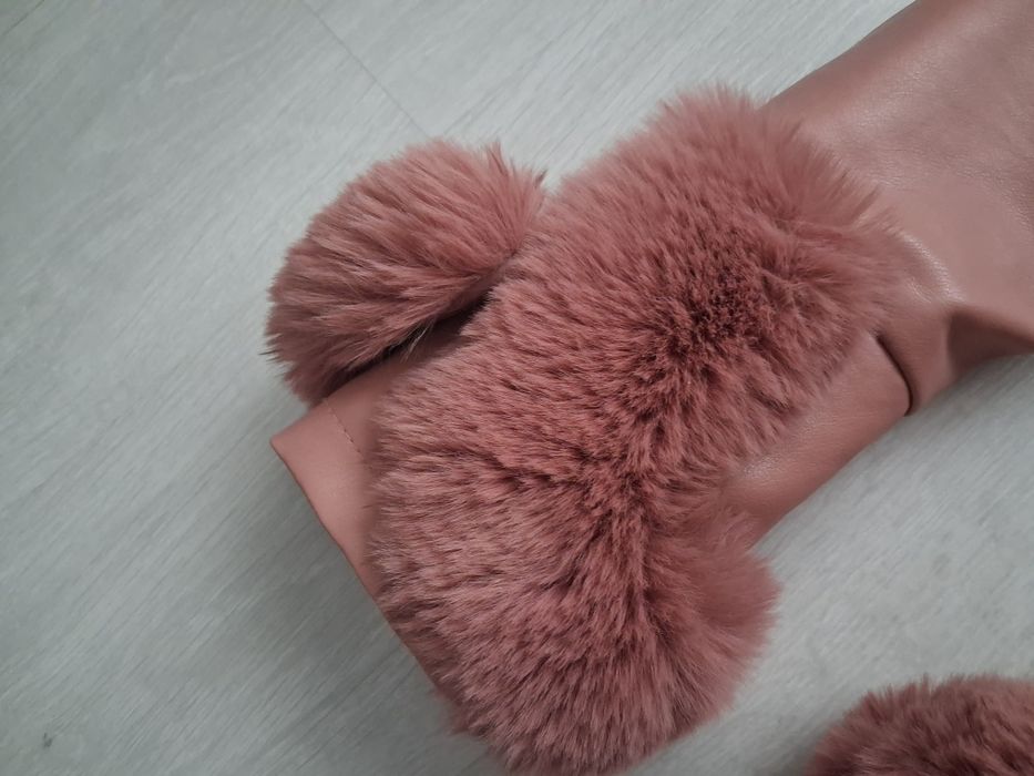 Vand Haina Piele cu Blana foarte fina marime S Dama