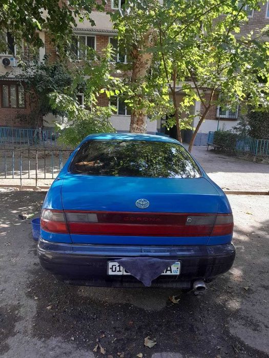 TOYOTA CARINA E   1993  года
