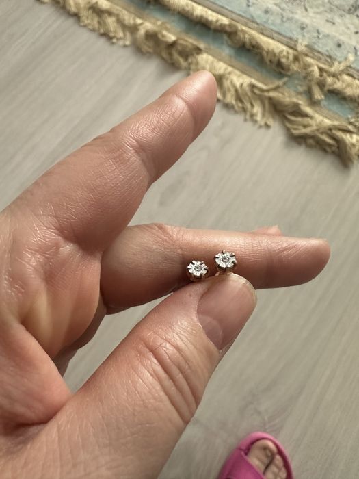 Продам пусеты с бриллиантом