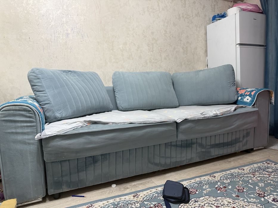 Продается диван в среднем состояний