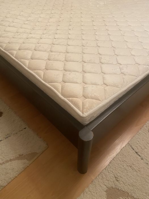 Продавам  матрак с размери 1,8 м  ширина /2 м   държина . Използван.