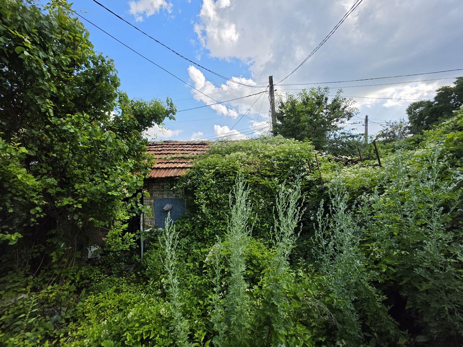 продавам двуетажна къща с два двора 1200кв.м