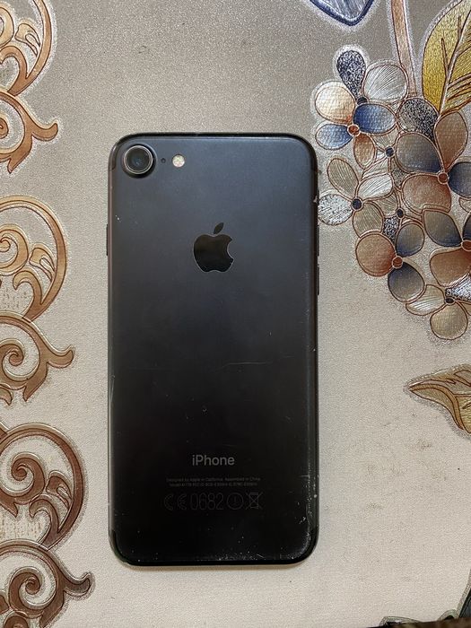 IPhone 7 black.