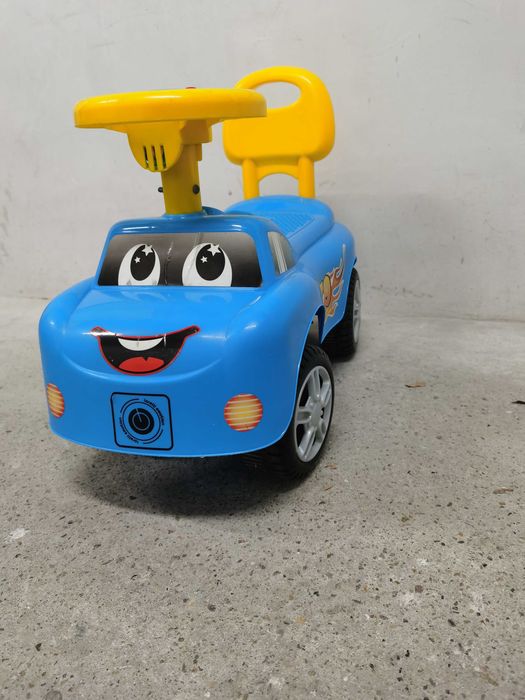 Детска кола за бутане с крачета.