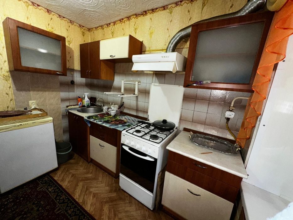 Кухонный гарнитур,диванчик, стол