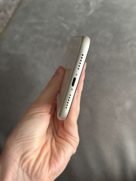 iPhone 11 128 GB бял