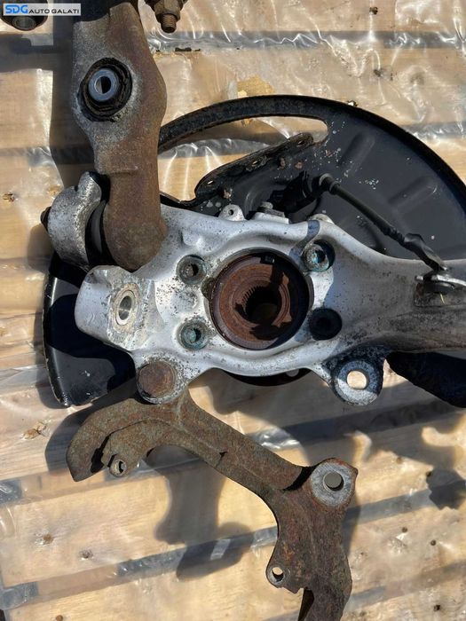 Fuzeta cu Butuc Rulment Dreapta Fata Audi A8 D3 2002 - 2010 Cod 4E0258M