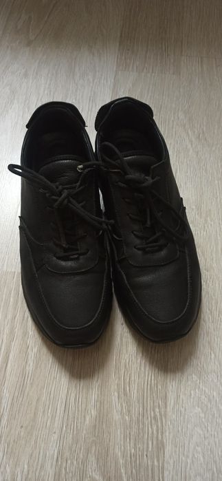 Продам кроссовки размер 39