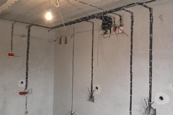 Принимаем электромонтажные работы