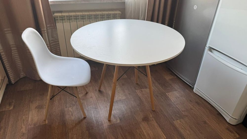 Продам стол белый круглый