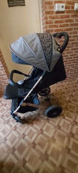 Продавам количка MOMI Estelle Dacar възраст 6+ до 22кг.Много запазена