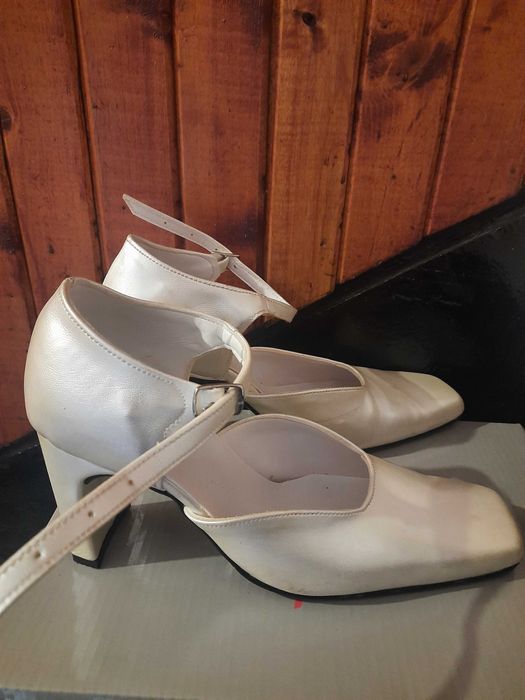 Бели обувки на ток