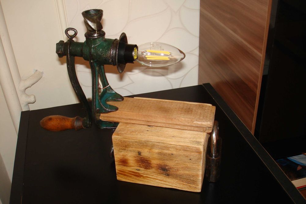 Aplica de perete din lemn de tei și veioza rustică