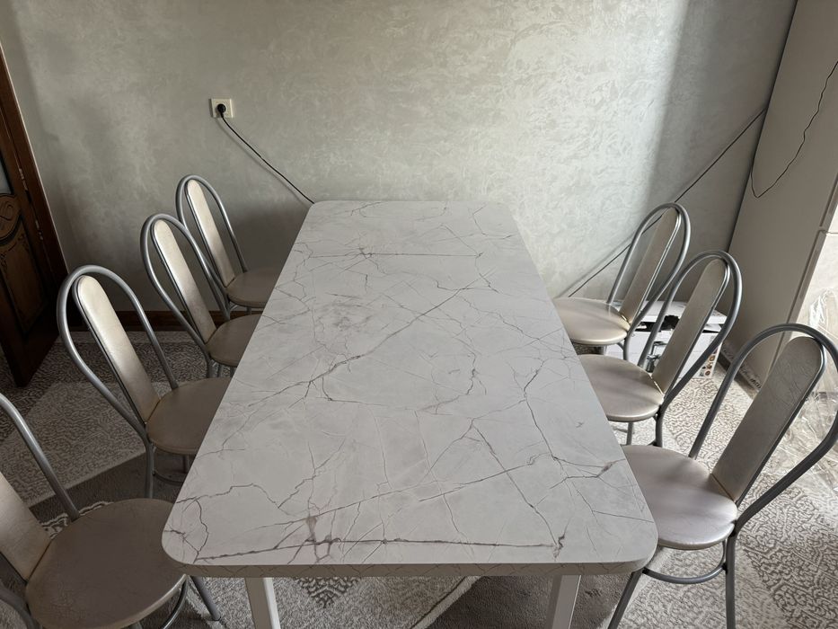 Продаю стол со стульями