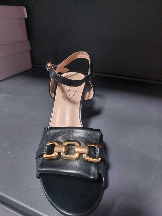 Дамски сандали с дебел ток