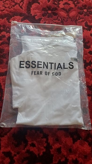 Продам футболку essentials