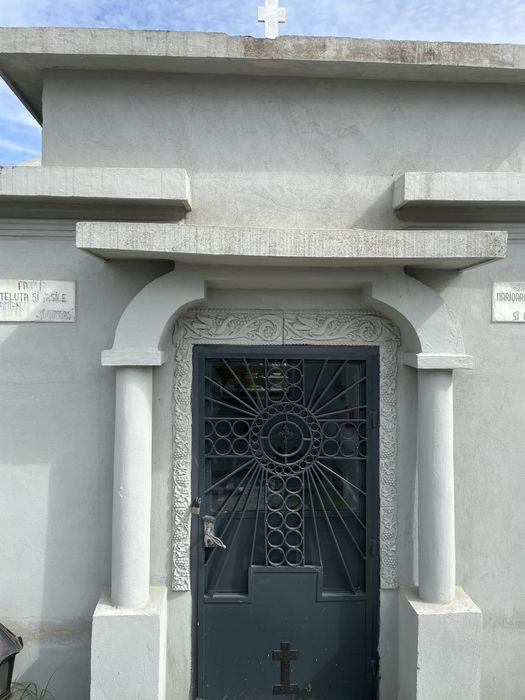 Vand 2  locuri cavou cimitir Sfantu Gheorghe Pitesti