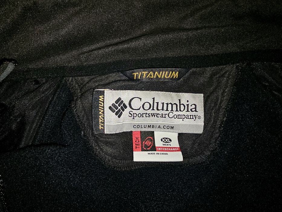 Geacă Columbia Titanium softshell în gri închis și negru