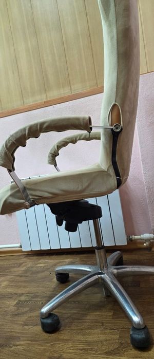 Кресло кожаное для директора