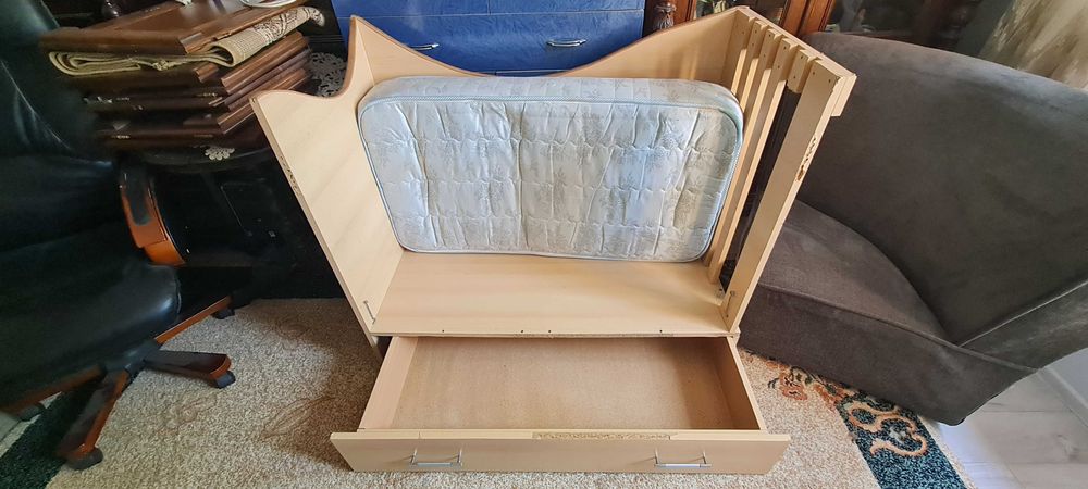 Vand patut pentru copii mici + saltea , pat copil