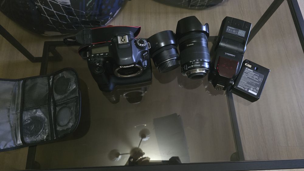 Canon EOS 80D + obiective Canon 18-135mm și 50mm + blitz Yongnuo