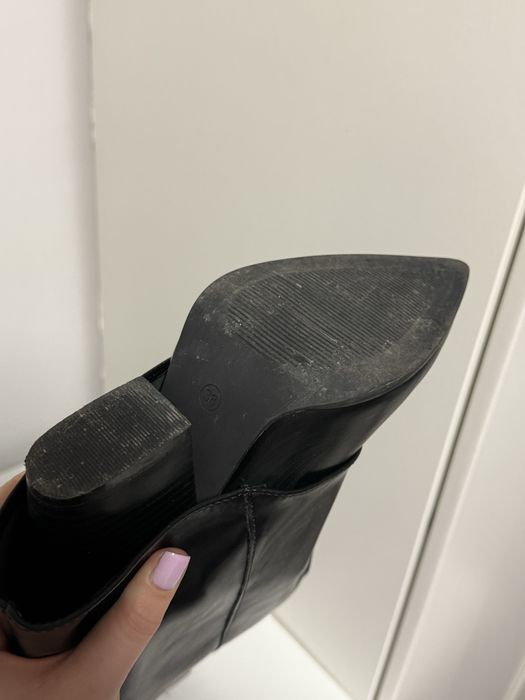 Cizme negre până la genunchi