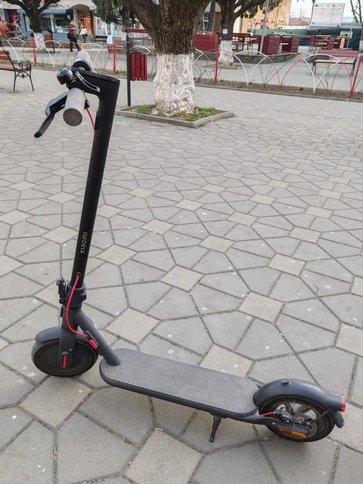 Vând trotineta electrica xiaomi scooter 4