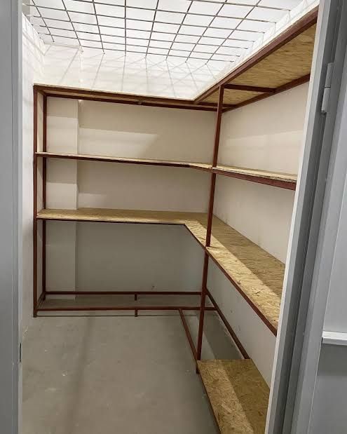 Стеллажи полки кладовки