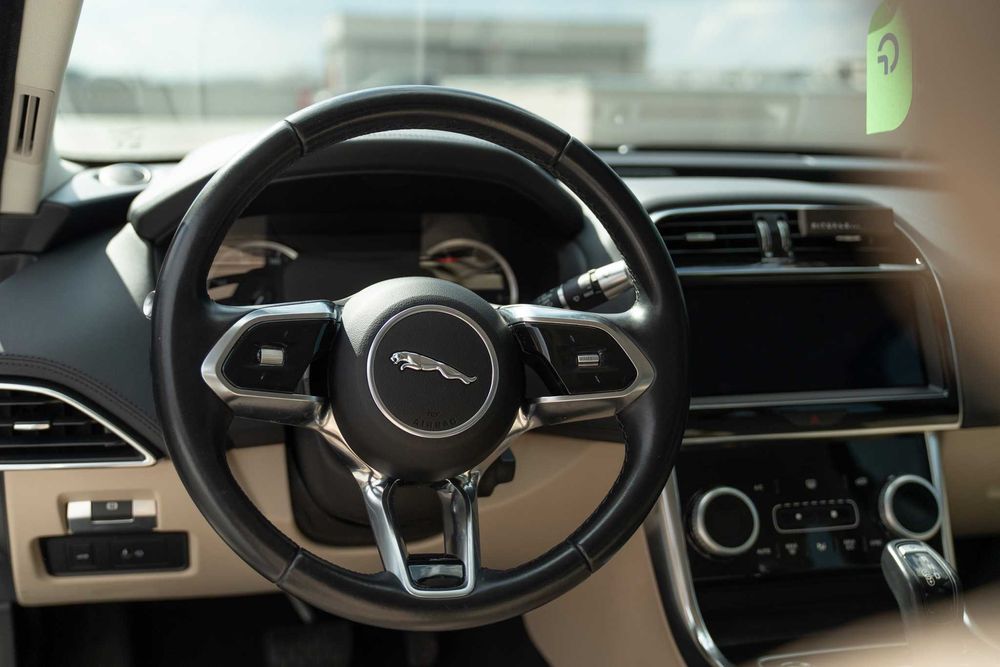 Jaguar XE - Aut - Benzina - 71k km - istoric full - garantie