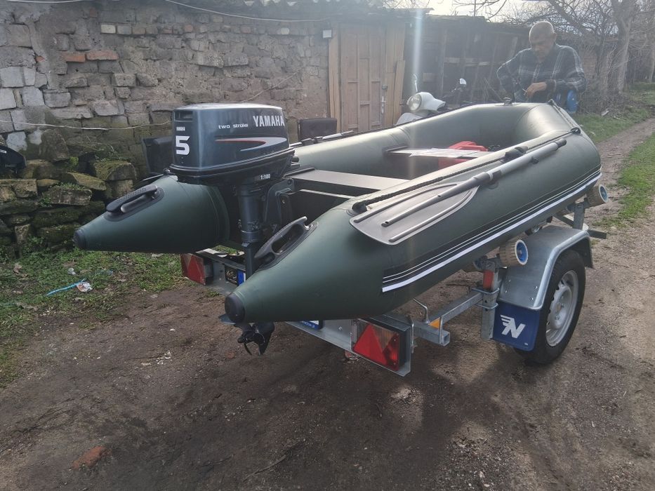 Лодка с пет коня двигател Yamaha